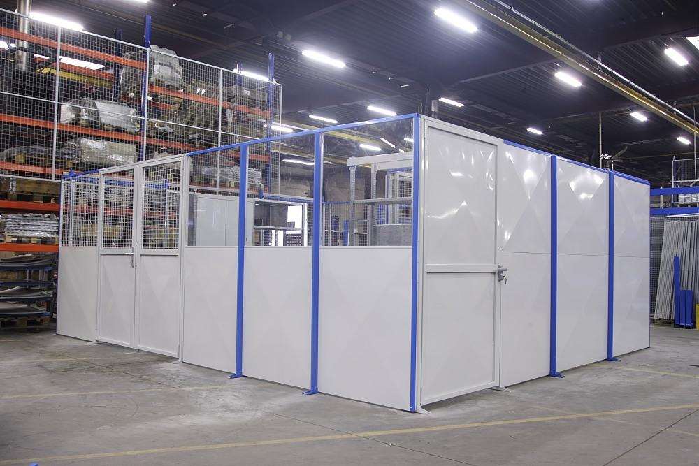 Cloison Flip semi-grillagée pour séparation d’un espace de stockage et rayonnage