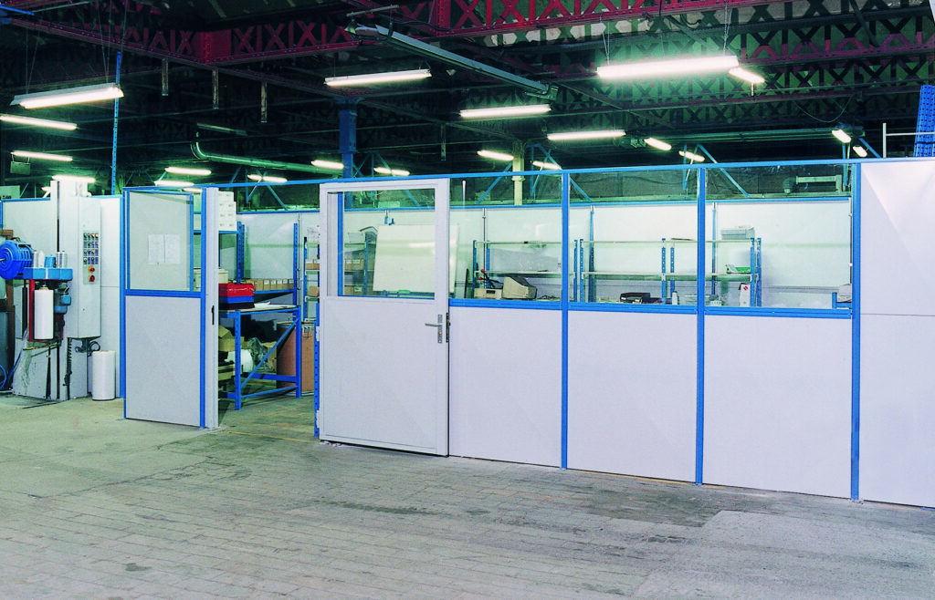 Cloison Flip tôlée protégeant une zone sensible dans un environnement industriel