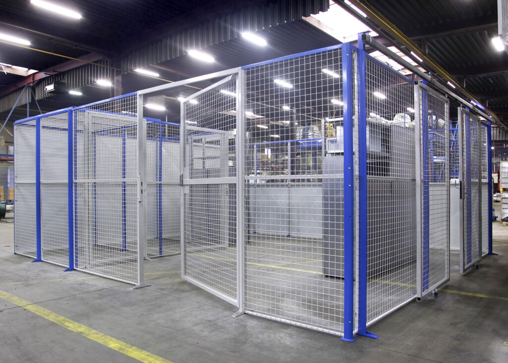 Cloison Flip grillagée installée dans une zone de stockage industrielle