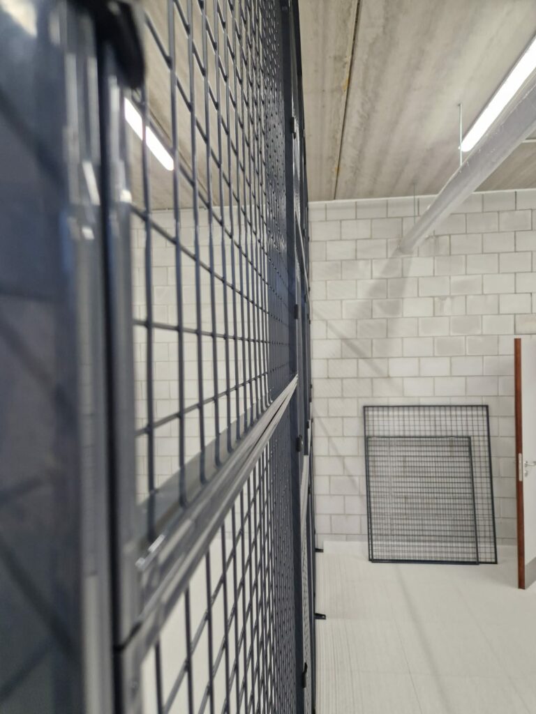 Cloisons amovibles Flip installées dans un atelier industriel