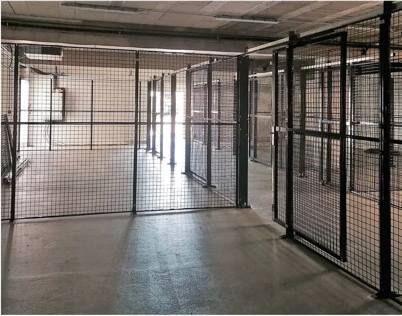 Exemple de cloison Flip grillagée pour sécuriser une zone de stockage