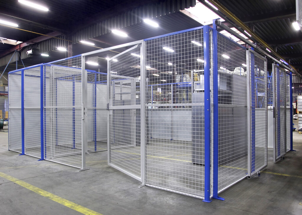 Installation d’une cloison Flip grillagée dans un atelier industriel