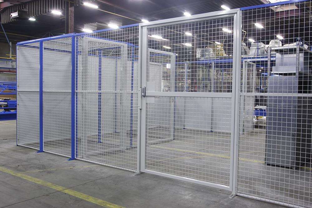 Porte coulissante Flip intégrée à une cloison grillagée industrielle