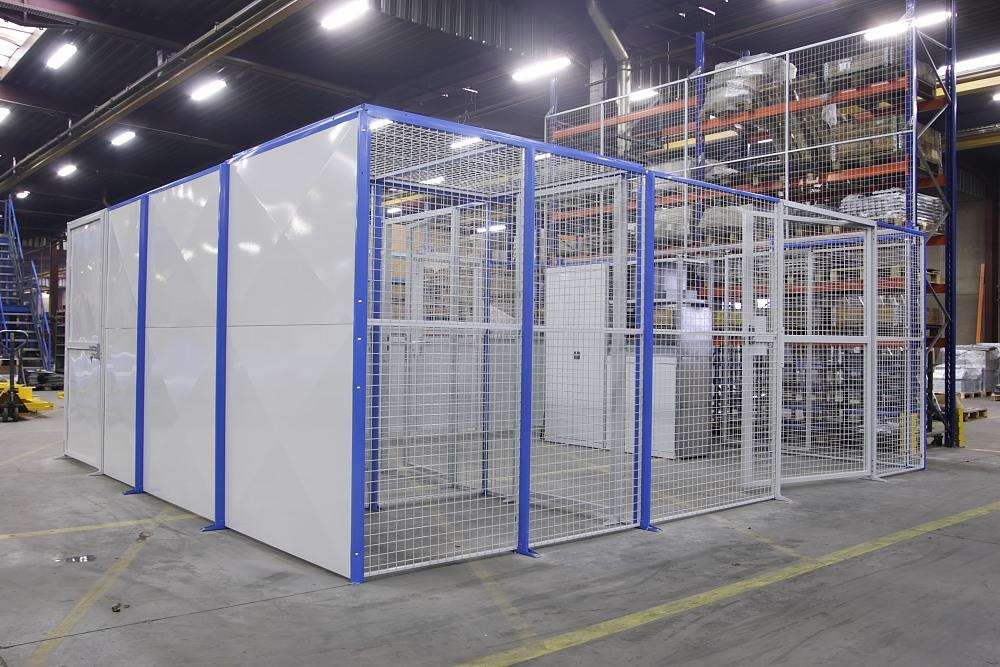 Technicien inspectant la stabilité d’une cloison Flip après installation